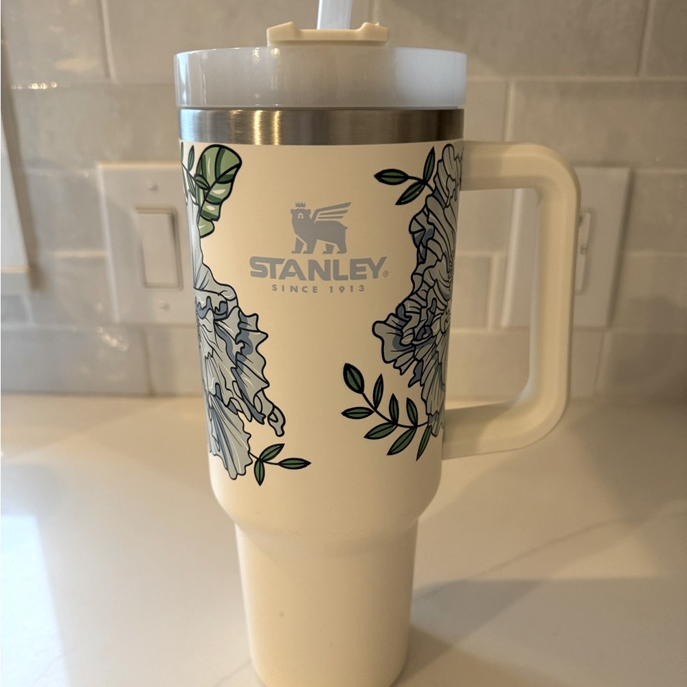 New Stanley 40oz rare floral cream tumbler. Never been used, just stored. OBO